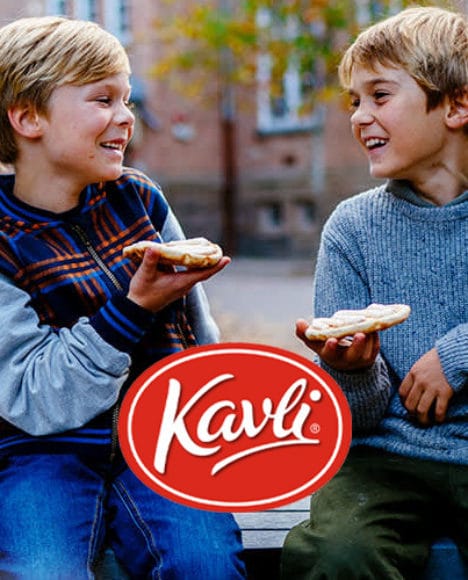 Viser to glade barn og Kavli-logoen