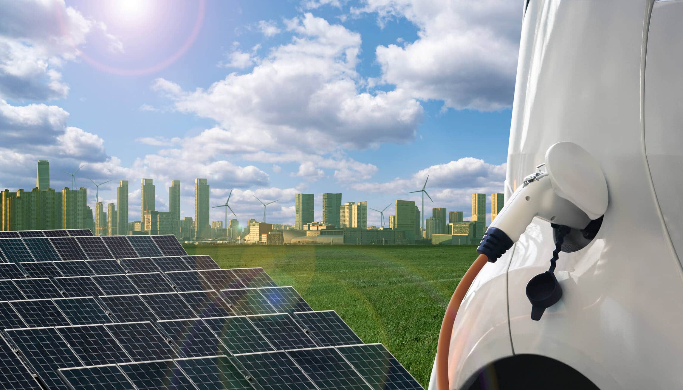 Bilde av solcellepaner, elbil og storby