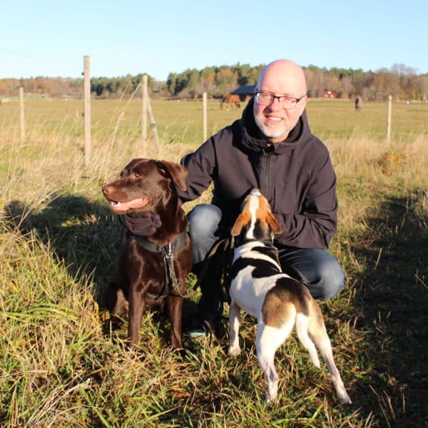 Bilde av Hans ute i naturen med sine to hunder