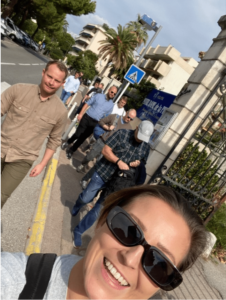Selfie med personer i bakgrunn som går i gatene i Frankrike